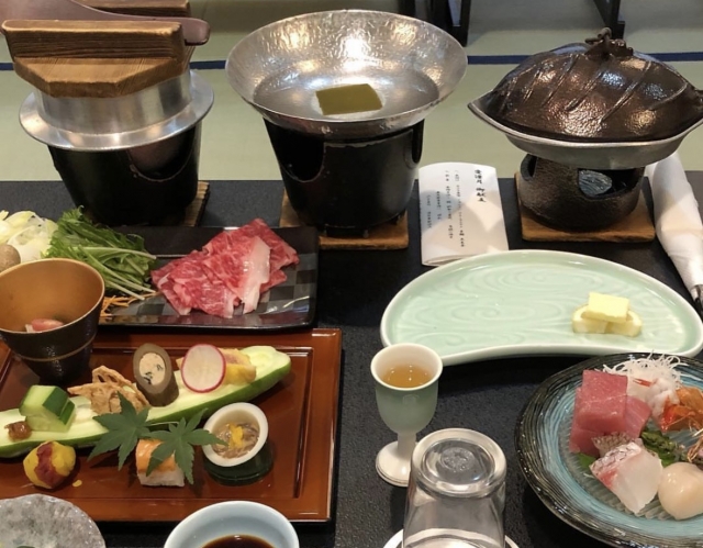 旅館の夕食の画像